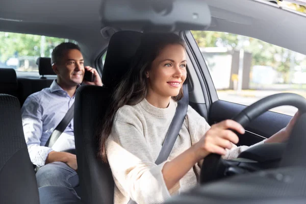 Ženský řidič řízení auto s mužským spolujezdcem — Stock fotografie