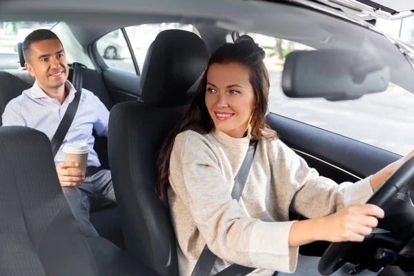 Ženský řidič řízení auto s mužským spolujezdcem — Stock fotografie