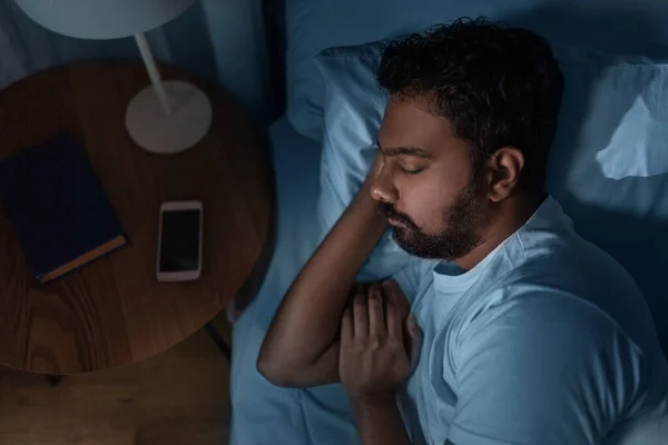 Homme indien dormir dans le lit à la maison la nuit — Photo
