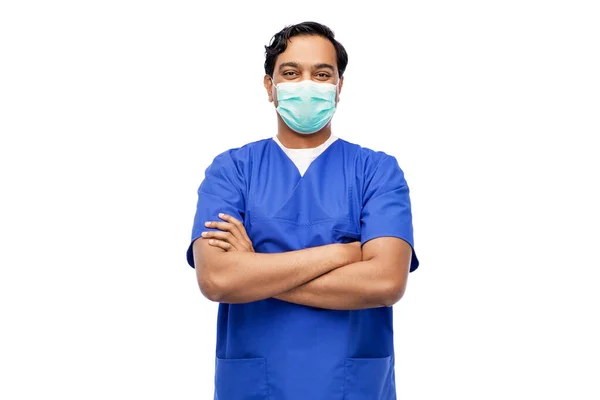Лікар - мужик у синій формі й масці. — стокове фото