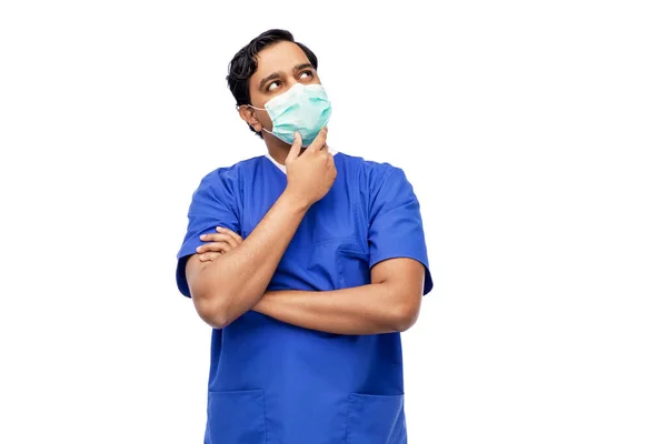 Indian manliga läkare i blå uniform och mask — Stockfoto