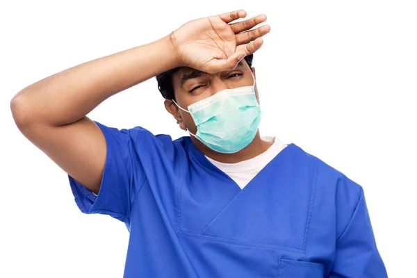 Fatigué indien mâle médecin en uniforme bleu et masque — Photo