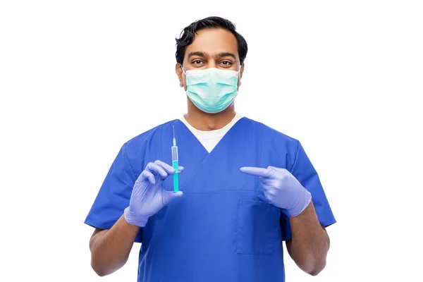 Indiaanse mannelijke arts met masker met vaccin in spuit — Stockfoto