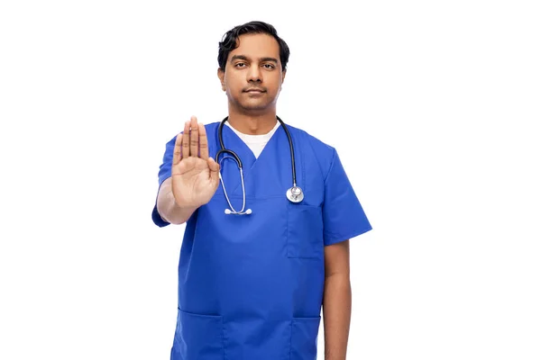 Индийский врач или медбрат, показывающий стоп-жест — стоковое фото