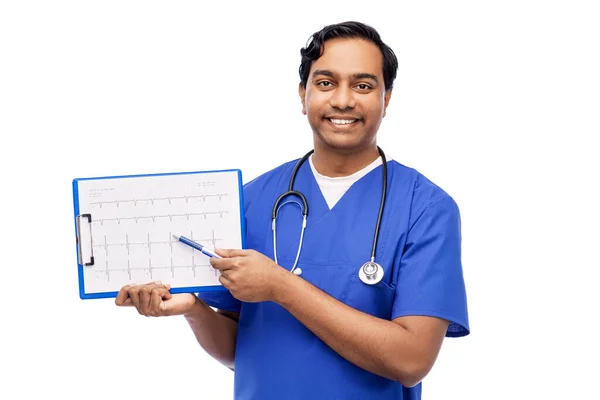 Glimlachende mannelijke arts met cardiogram op klembord — Stockfoto