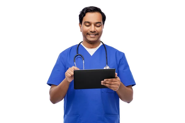 Leende läkare eller manlig sjuksköterska med hjälp av tablettdator — Stockfoto