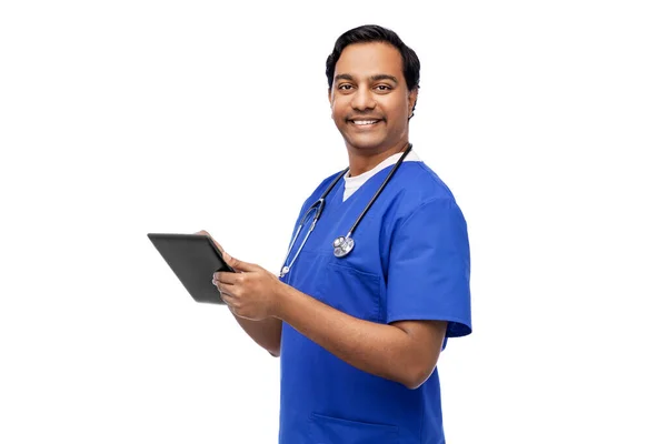 Médico sorridente ou enfermeiro masculino usando computador tablet — Fotografia de Stock