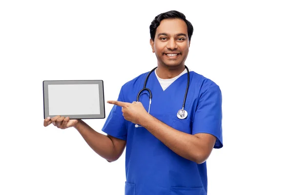 Médico feliz o enfermero varón mostrando tableta — Foto de Stock