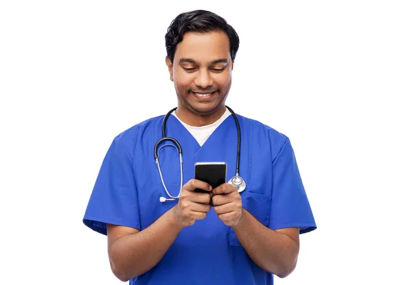 Усміхнений лікар або медсестра чоловічої статі за допомогою смартфона — стокове фото