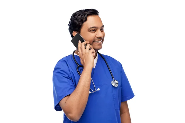 웃는 의사나 간호사가 스마트폰으로 전화를 거는 모습 — 스톡 사진