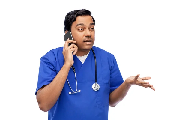 Médico indio o enfermera masculina llamando en el teléfono inteligente — Foto de Stock