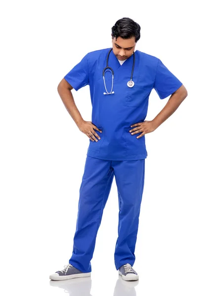 Stressad läkare eller manlig sjuksköterska i blå uniform — Stockfoto