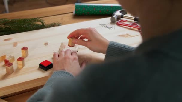 Mujer haciendo calendario de adviento en Navidad en casa — Vídeo de stock