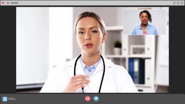Kvinnlig läkare som har videosamtal med patienten — Stockvideo