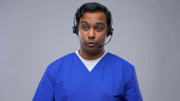 Médico indiano em fone de ouvido com teleconferência — Vídeo de Stock