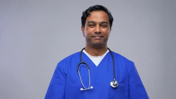 快乐的印度男医生竖起大拇指 — 图库视频影像