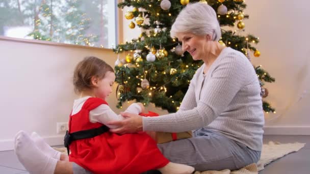 Babcia i dziewczynka z prezentów świątecznych — Wideo stockowe