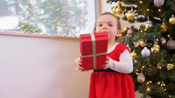 Menina feliz com presente de Natal em casa — Vídeo de Stock