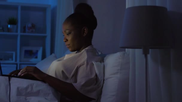 非洲女人，晚上带着笔记本电脑在家里睡觉 — 图库视频影像