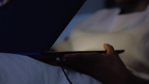 非洲女人晚上在床上用笔记本电脑 — 图库视频影像