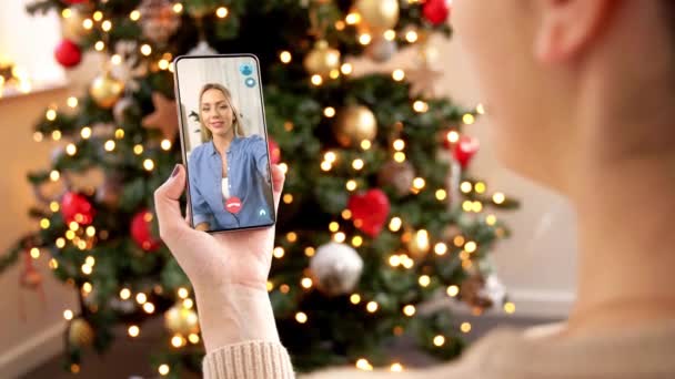 Mulher com smartphone tem chamada de vídeo no Natal — Vídeo de Stock