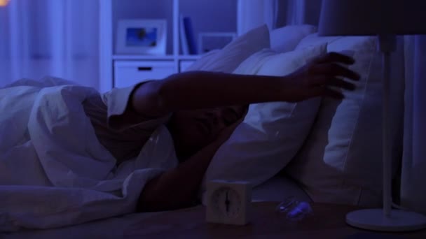 Mujer despertando debido a despertador por la noche — Vídeos de Stock