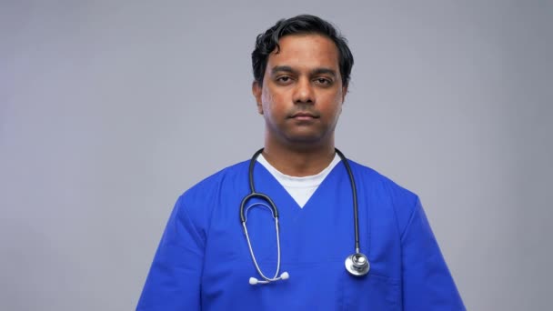 Glad indian manliga läkare visar tummen upp — Stockvideo