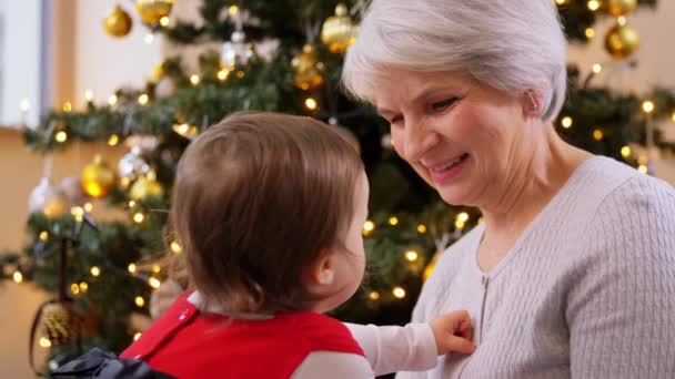 クリスマスに家にいるおばあちゃんと赤ちゃんの女の子 — ストック動画