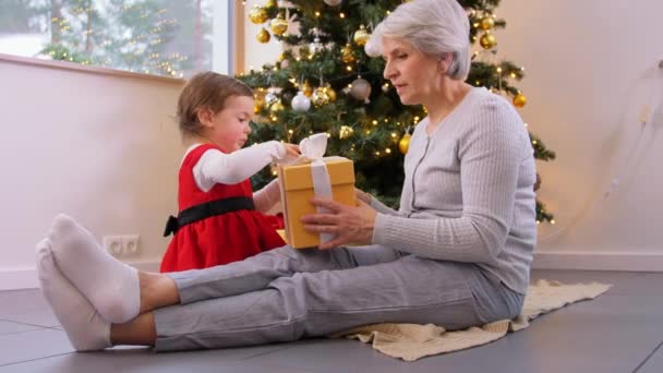 クリスマスプレゼントを開くおばあちゃんと赤ちゃん — ストック動画