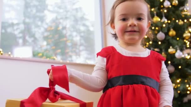 Lykkelig baby pige med julegave hjemme – Stock-video