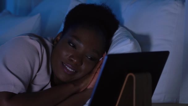 晚上带着平板电脑在家里睡觉的女人 — 图库视频影像