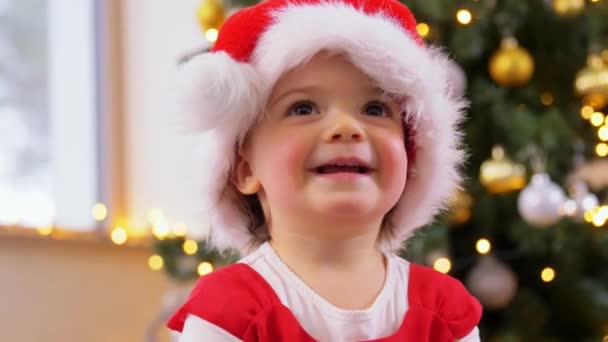 Happy baby girl in santa hat on christmas at home — Stock Video