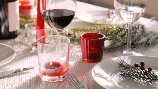 Kerstdiner feesttafel serveren thuis — Stockvideo