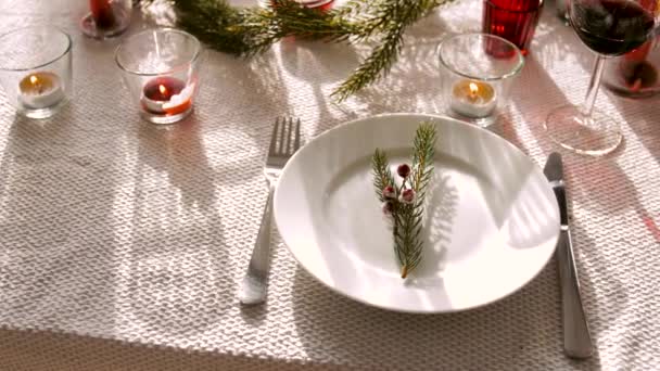 Mesa de jantar de Natal servindo em casa — Vídeo de Stock