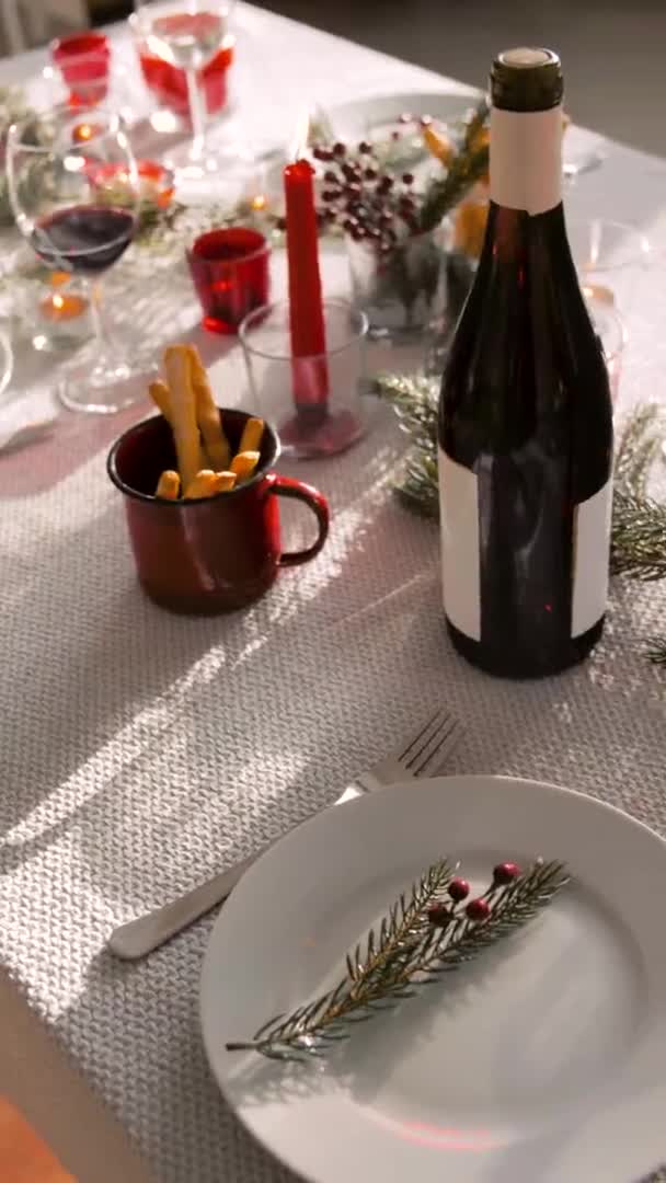 Mesa de jantar de Natal servindo em casa — Vídeo de Stock