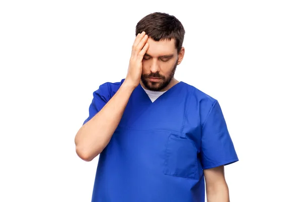 Benadrukt arts of mannelijke verpleegkundige in blauw uniform Stockfoto