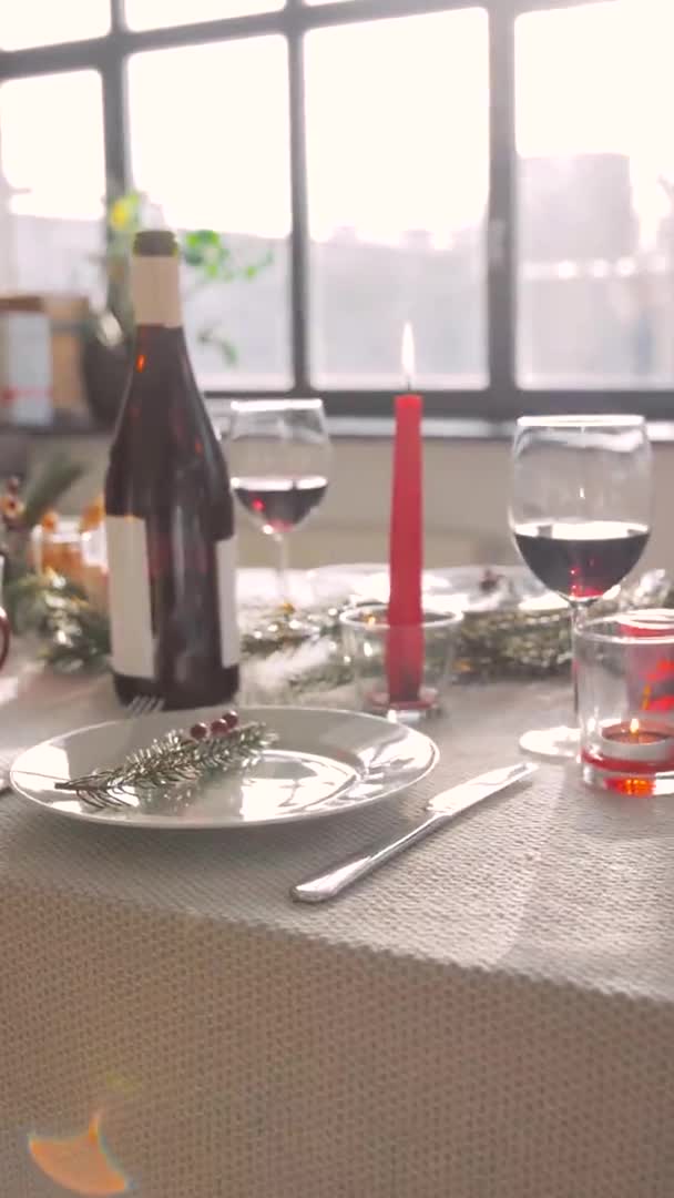 Christmas dinner party table serving at home — Stock Video