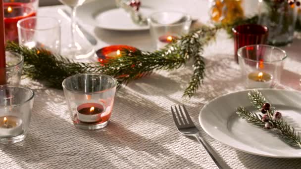Vánoční večeře stůl sloužící doma — Stock video