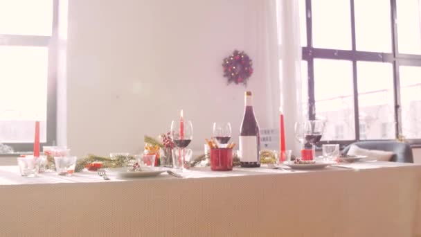 Noel yemeği masası evde servis ediliyor. — Stok video