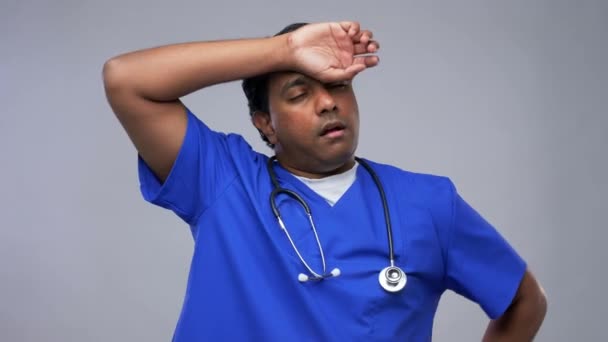 Médico indio cansado limpiando el sudor de la frente — Vídeos de Stock