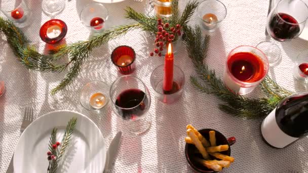 Kerstdiner feesttafel serveren thuis — Stockvideo