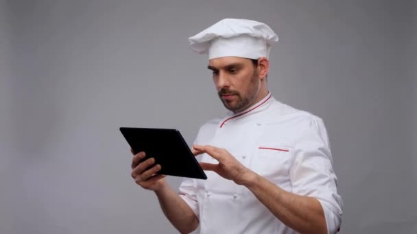 Chef masculino com computador tablet pc — Vídeo de Stock