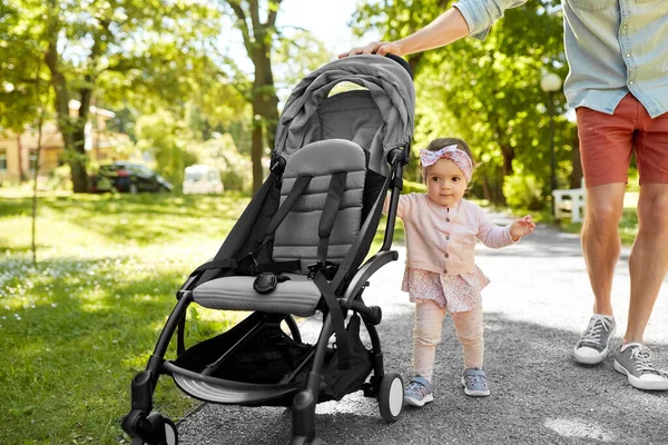 Padre con niño en cochecito en el parque de verano Fotos de stock