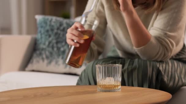 Kvinna alkoholist dricka stark alkohol hemma — Stockvideo