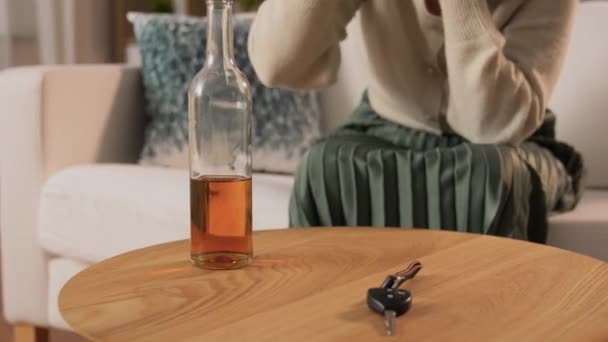 Femme alcoolique boire de l'alcool fort à la maison — Video