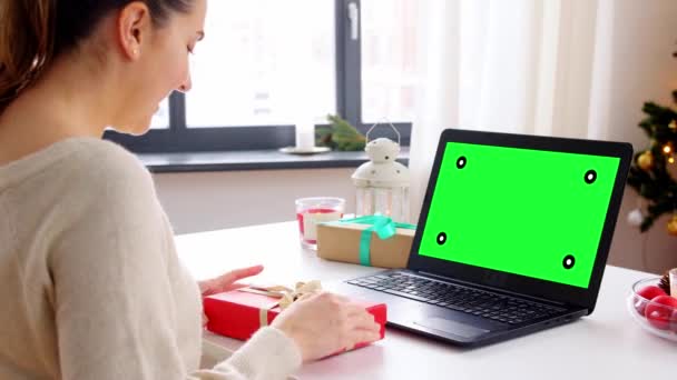 Жінка з ноутбуком має віртуальну різдвяну вечірку — стокове відео