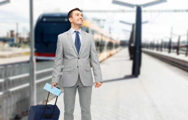 Бизнесмен с дорожной сумкой на вокзале Стоковое Фото