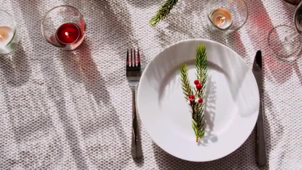 Різдвяний обід вечірній стіл, що служить вдома — стокове відео
