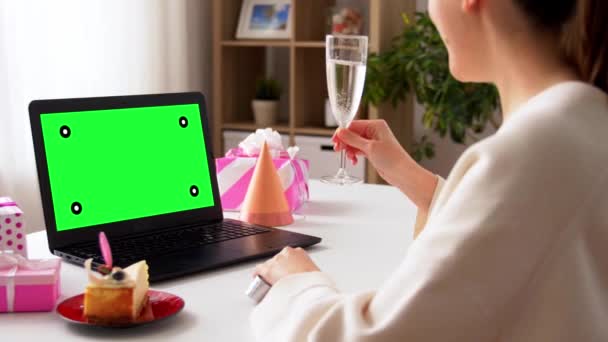 仮想誕生日パーティーを開くラップトップを持つ女性 — ストック動画