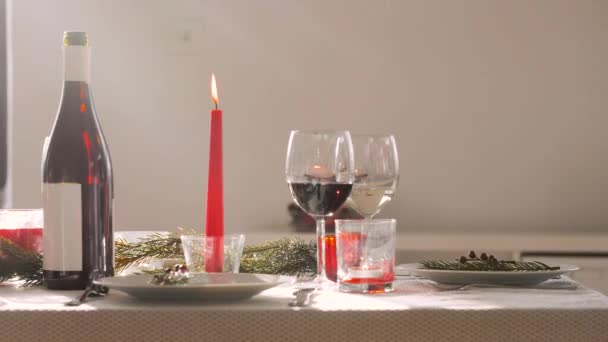 Natal meja makan malam pesta yang disajikan di rumah — Stok Video